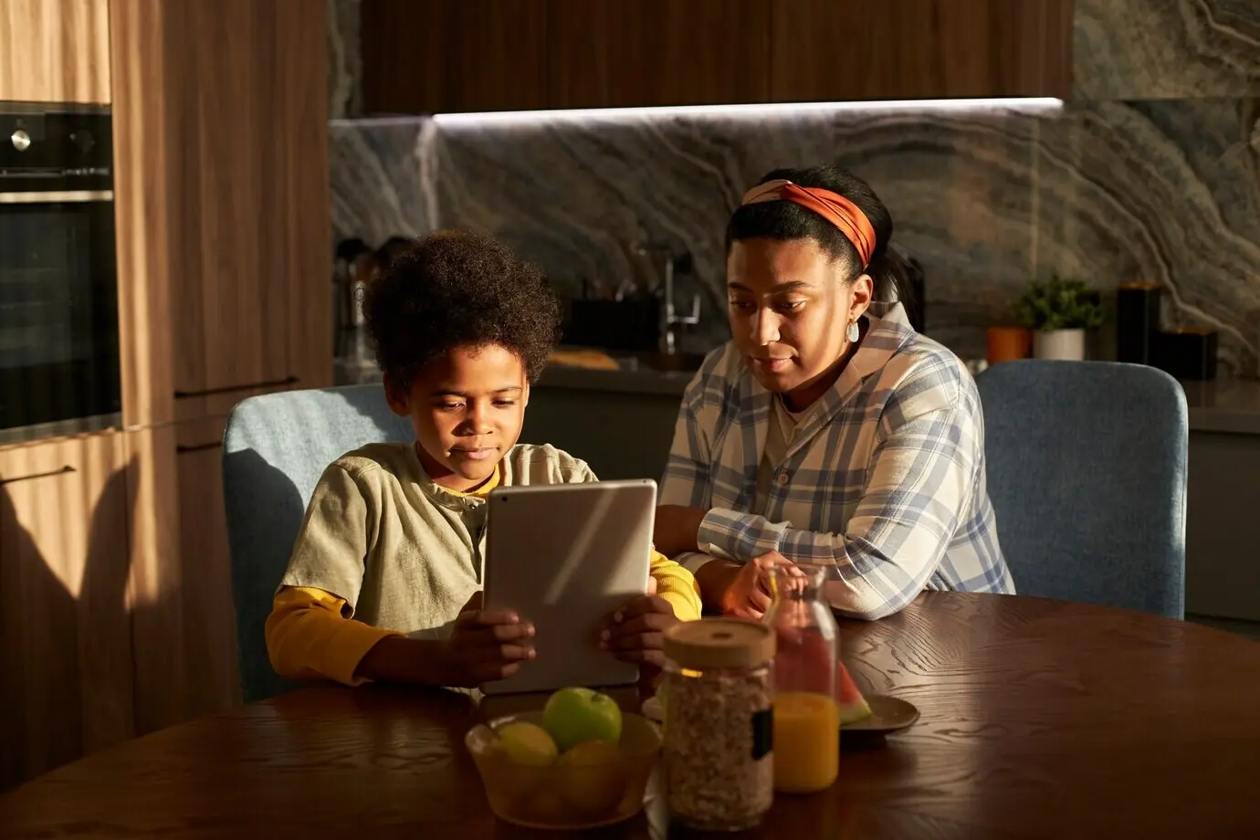 Mittlere Einstellung von Mutter und Kind mit Tablet